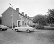 881051 Gezicht op de huizen Nijeveldsingel 24 -hoger te Utrecht.